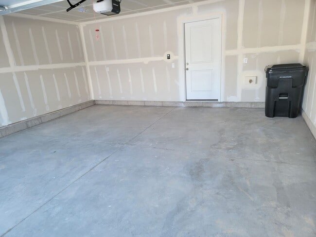 Building Photo - 4 Bed 2.5 Bathroom Townhouse