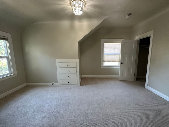 Building Photo - Beautifully Renovated 5 Bedroom Midtown Home