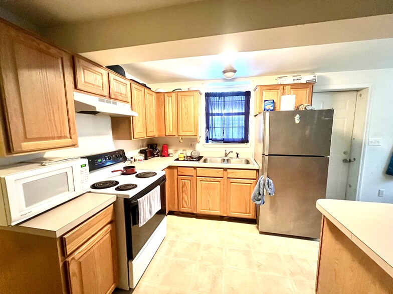 Building Photo - 215 Hill Dr