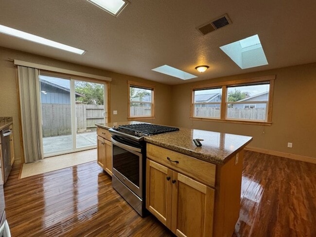Building Photo - ZELIA! Arcata 3/2, 2 car garage, south facing patio