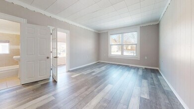 Building Photo - Renovated 2-Bedroom, 2-Bathroom Home – Cleveland, OH