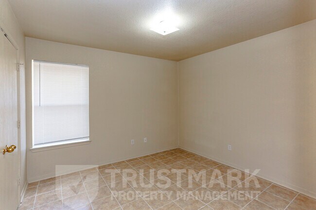 Building Photo - 932 Maplewood Dr