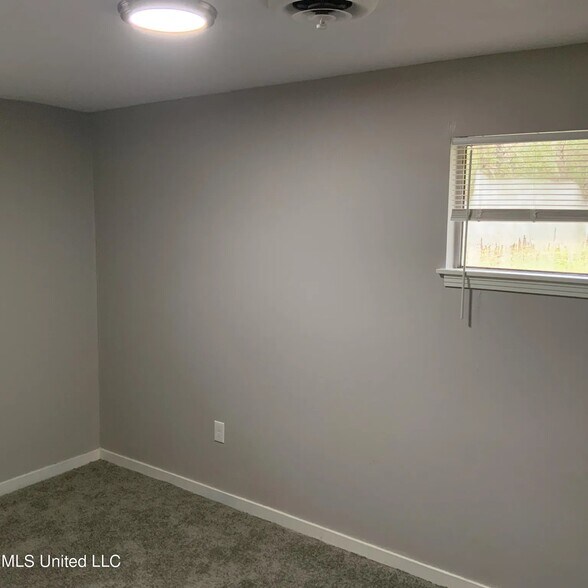 Building Photo - 1144 McCluer Rd