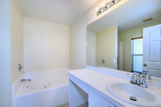 Building Photo - PRICE DROP!! ANNUAL UNFURNISHED HOME IN PUNTA GORDA