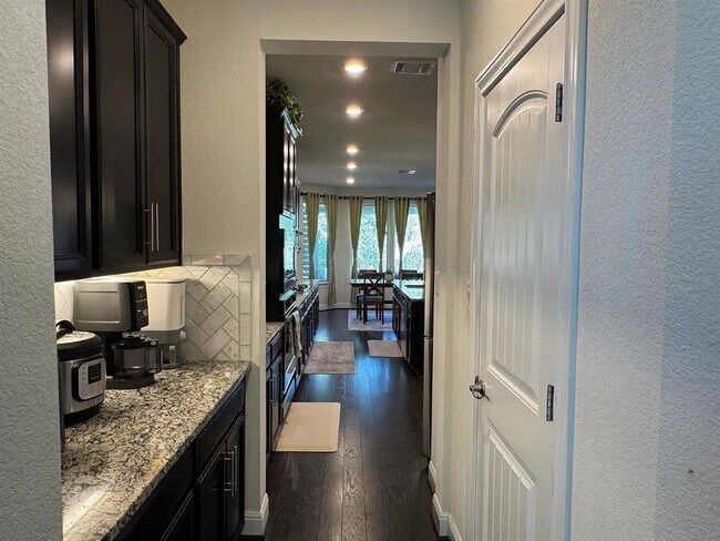 Building Photo - 735 Expedition Way