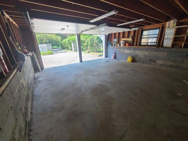 Building Photo - 4 bedrooms and 1.5 bathrooms, this home of...