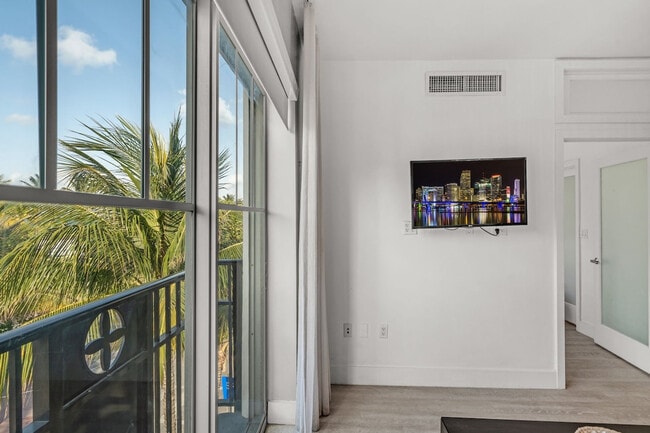 Building Photo - 1036 Ocean Dr