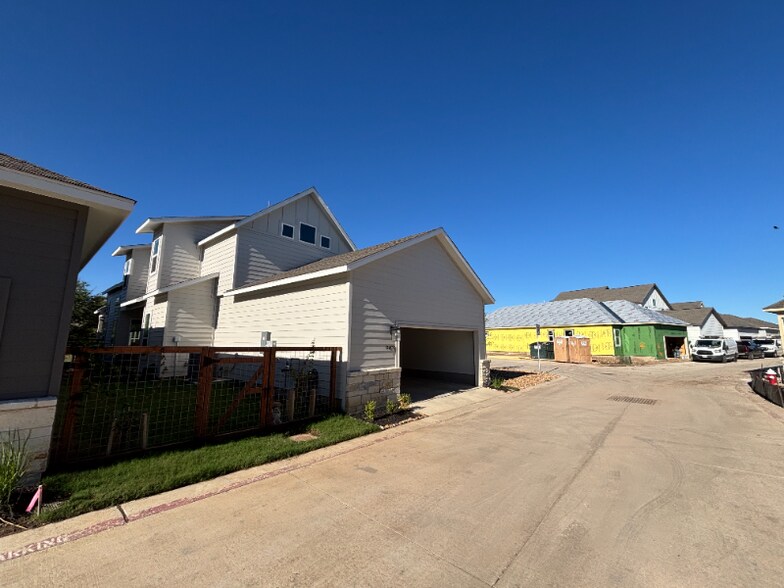 Building Photo - 9409 Chatside