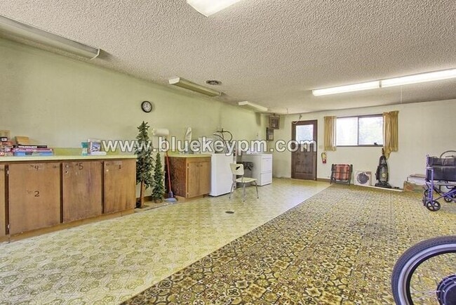 Building Photo - Unit #4- 2 Bed, 1 Bath Unit in Battle Ground in a 55+ Complex 2 blocks off Main Street