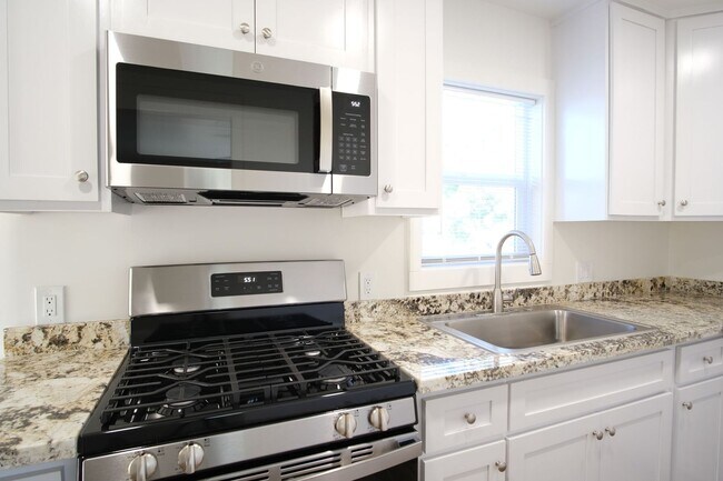 Building Photo - 3 Bedroom 1 Bath -COMING SOON