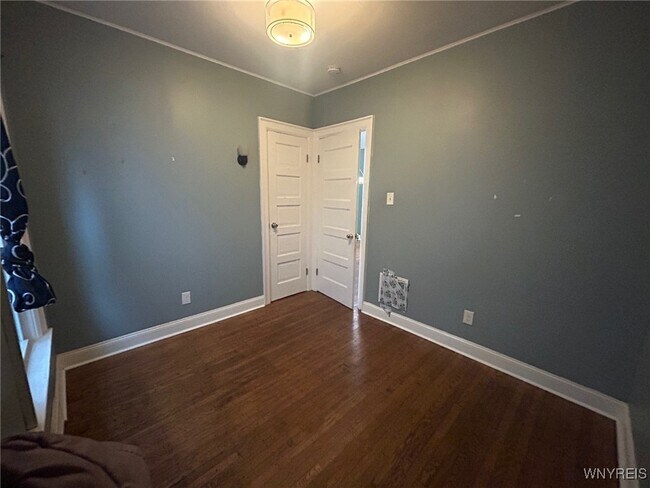 Building Photo - 625 E Utica St