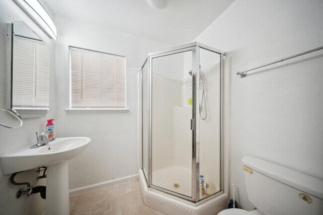 Building Photo - 1009 Garden St