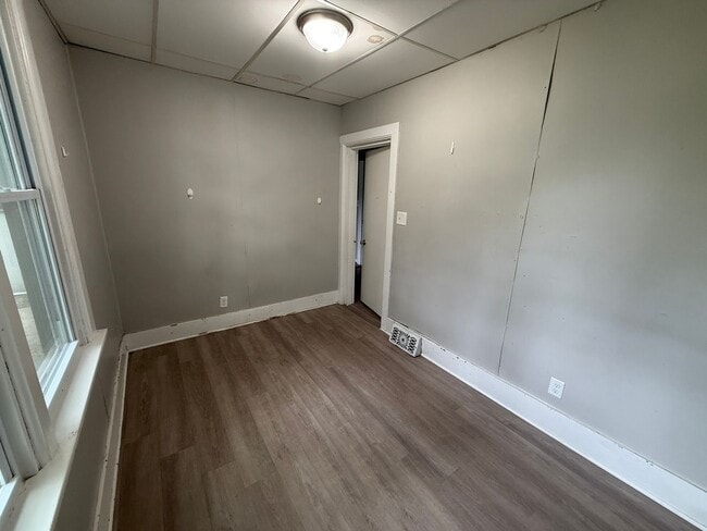 Building Photo - Spacious 4-Bedroom Home Close to Campus
