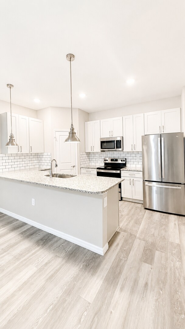 Building Photo - Hidden Gem! Beautiful 3/2 Duplex