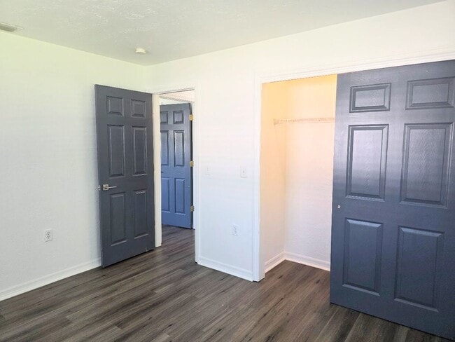 Building Photo - 2 bedroom, 1.5 bath home with 1 car garage