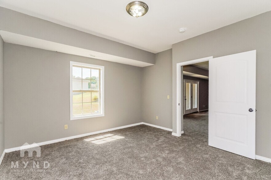 Building Photo - 4674 Oneida Dr