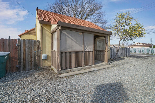 Building Photo - 1 Bed 1 Bath | Del Paso Heights area of Sacramento