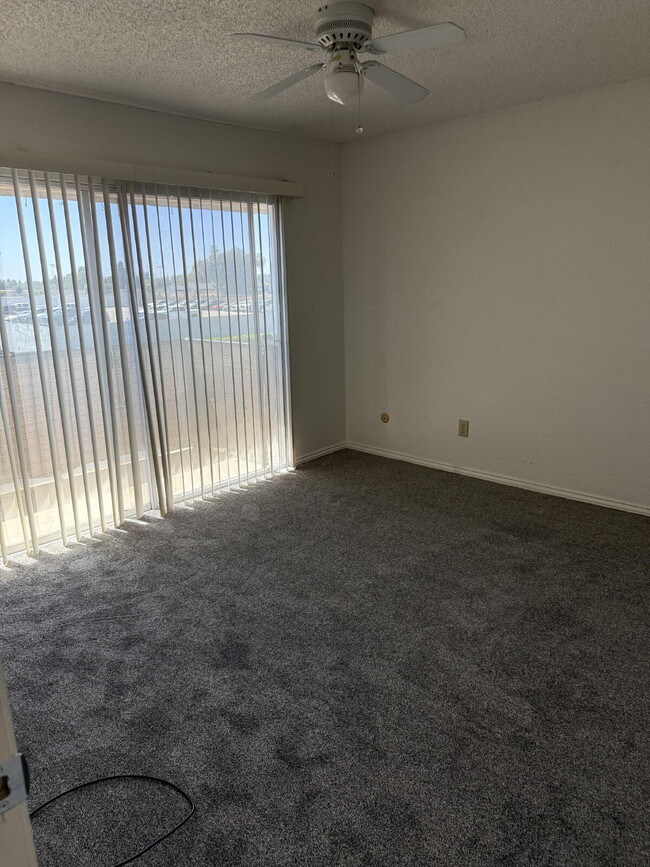 Building Photo - Updated 2 Bed, 2 Bath Unit with Appliances Included