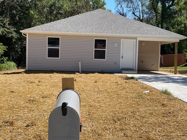 Building Photo - 2444 N Benton Ave