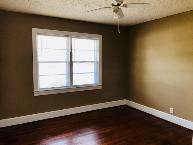 Building Photo - Rare Gem! Spacious and fantastic updated o...