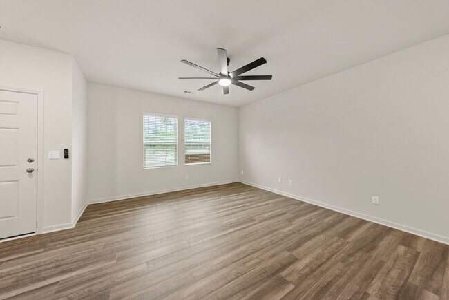 Building Photo - 2058 Gln Xing Dr