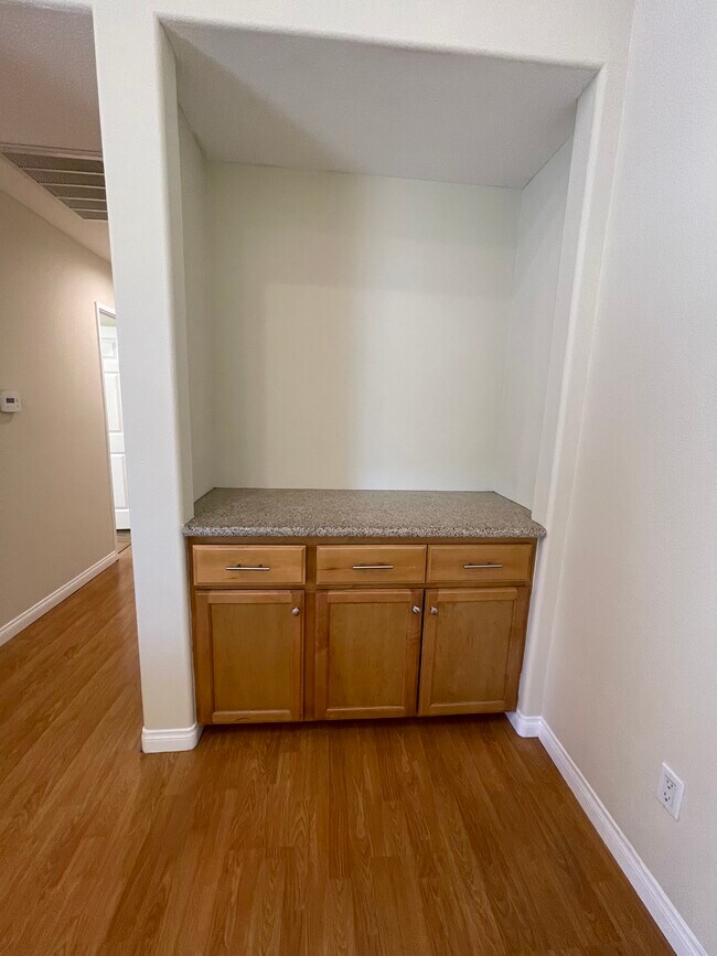 Building Photo - 13806 Vanowen St