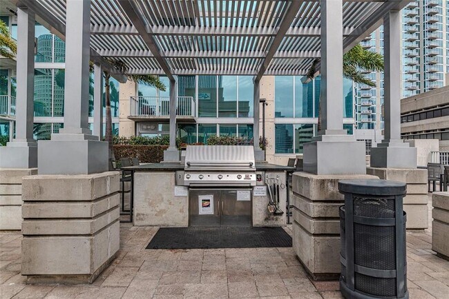 Building Photo - 777 N Ashley Dr