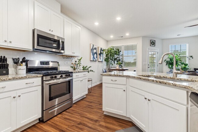 Building Photo - Townhouse in Tega Cay Available NOW! 3 beds 2.5 bath, VERY clean & ready for YOU! $2,375