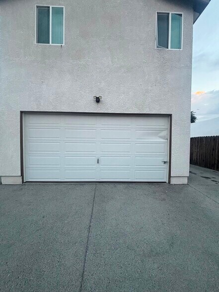 Building Photo - 424 E 101st St