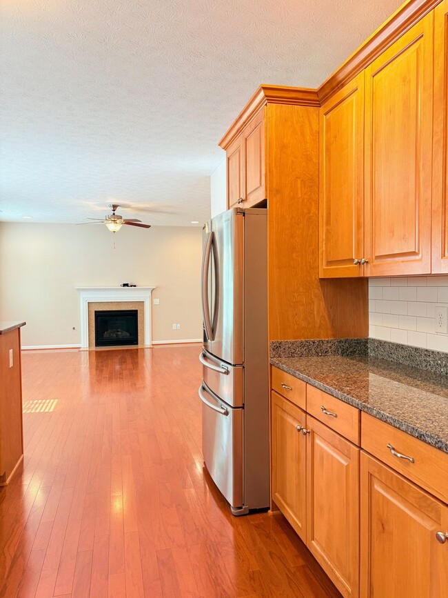Building Photo - Large Spacious Home With Fully Fenced In Y...