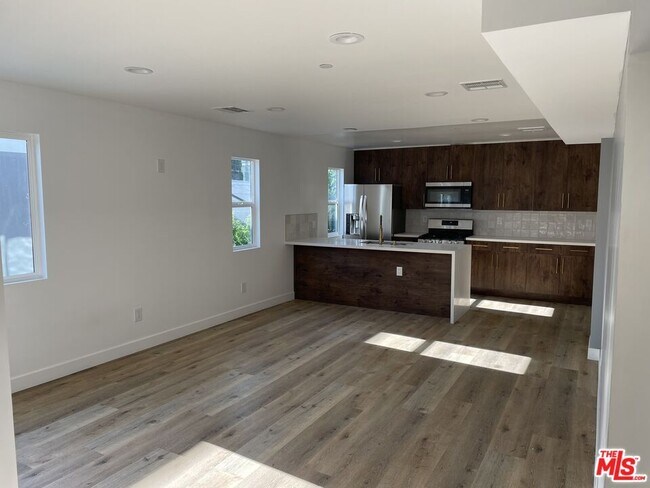 Building Photo - 1552 Winona Blvd