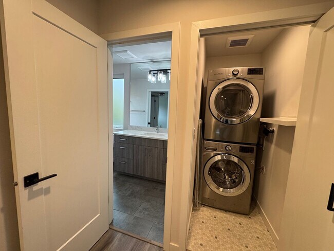 Building Photo - 2bd/1.75bs Seattle Townhome