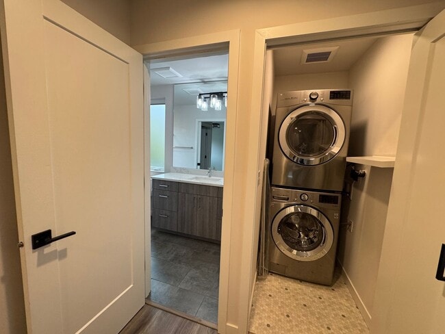 Building Photo - 2bd/1.75bs Seattle Townhouse