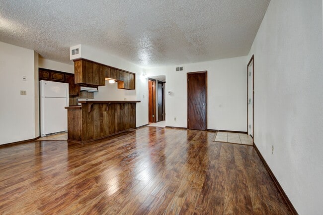 Building Photo - 1315 Glen Oaks Ct