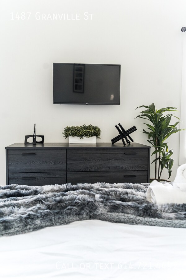 Building Photo - 1487 Granville St