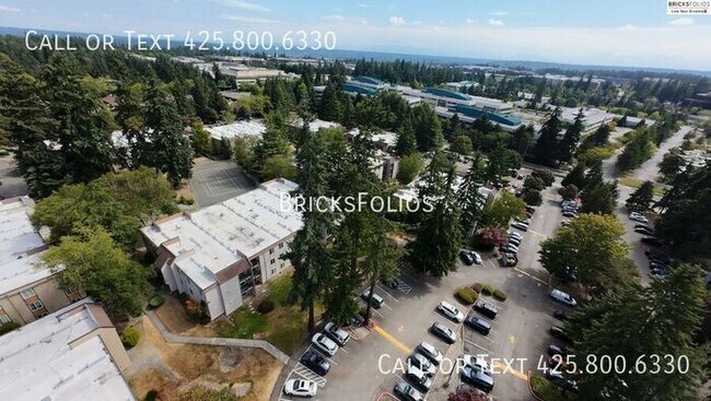 Building Photo - Prime Bellevue Condo, conveniently located...