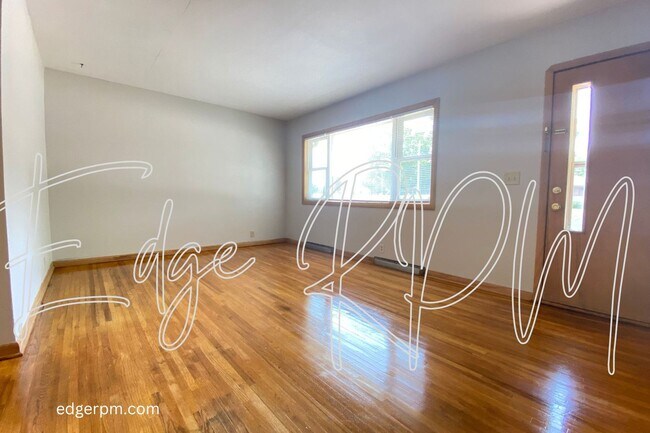 Primary Photo - 3 BEDROOM 2 BATH DUPLEX Short Term Leasing!