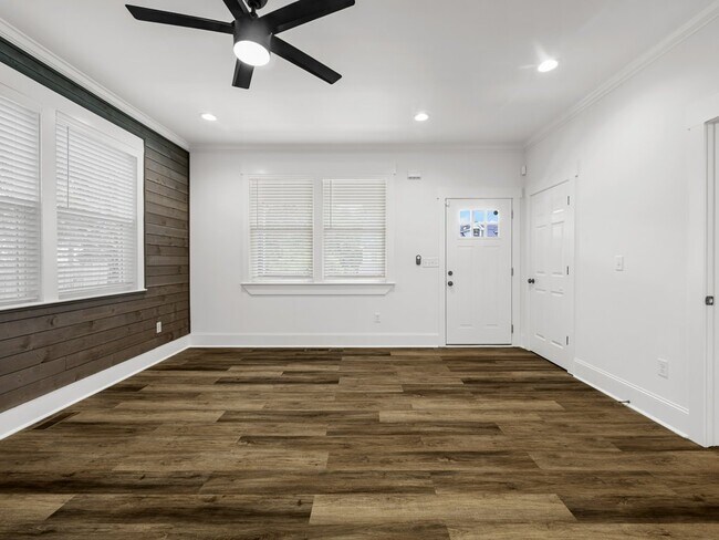 Building Photo - 214 Averill St