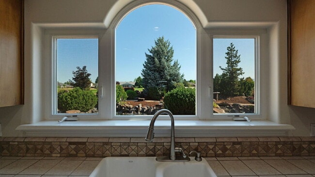 Building Photo - 143 Pine Lake Dr