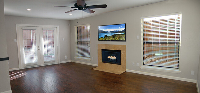 Big living room with great natural light - 6723 Eastridge Dr