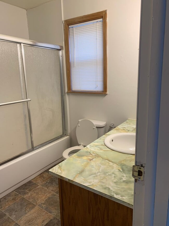 Building Photo - 2 Bedroom 1 Bath house Ready December 1st!
