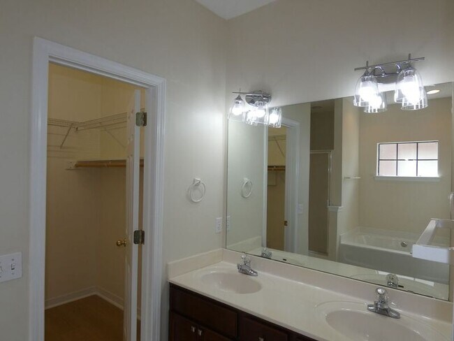 Building Photo - 4161 Longwood Cir