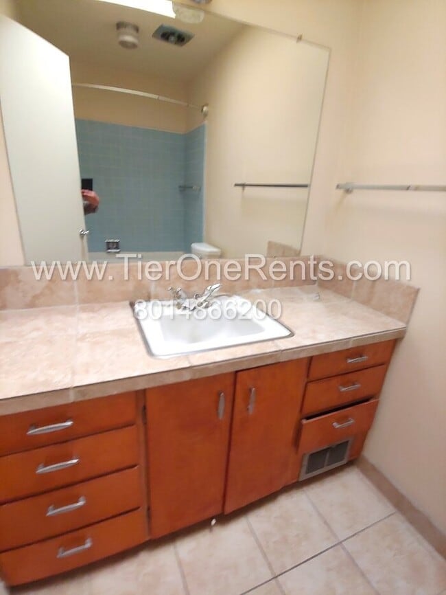 Building Photo - This property offers a NO DEPOSIT option available for qualified renters!