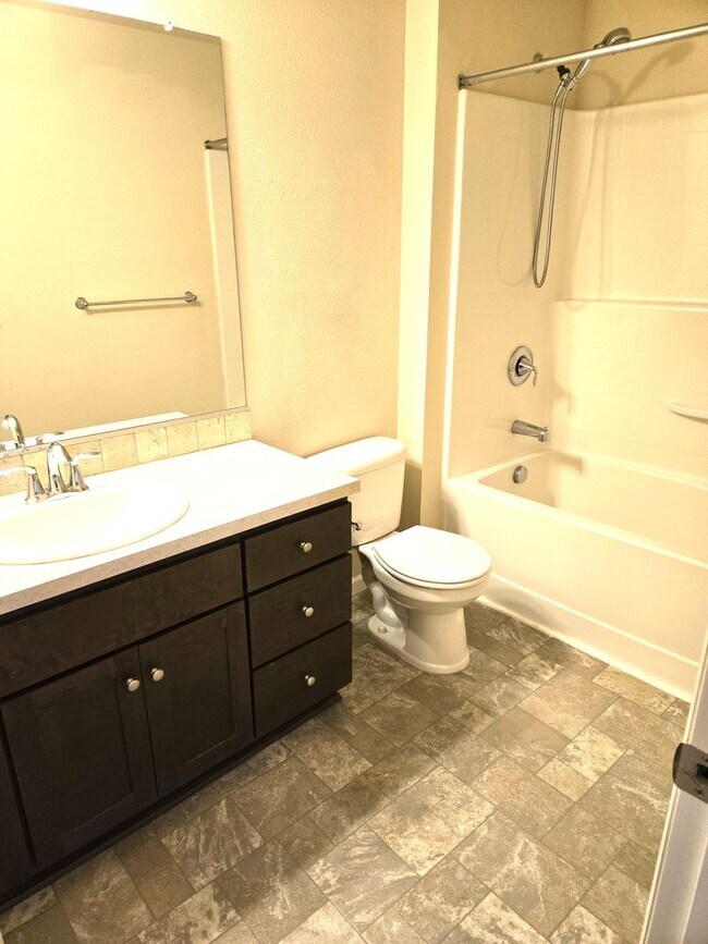 Building Photo - Excellent Location!  Like new built 2017 -...