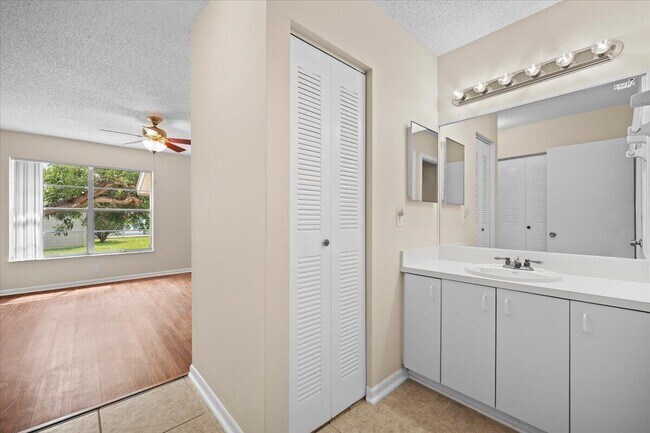 Building Photo - 144 Deerfield Ct