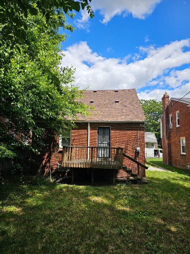 Building Photo - 15485 Stout St