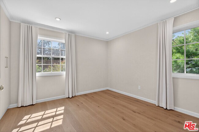 Building Photo - 462 Warner Ave
