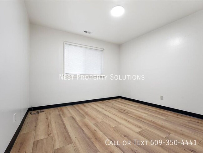 Building Photo - 1211 Vandenburg Ave