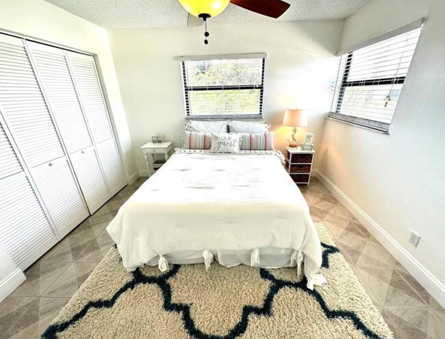 Building Photo - 1975 SE 3rd St