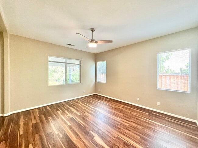 Building Photo - Stunning 3-bedroom 3-bathroom home in Yank...